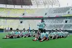 Pemain-Persis-Solo-menjalani-official-training-di-Stadion-GBT-jelang-menghadapi-Persebaya.jpg