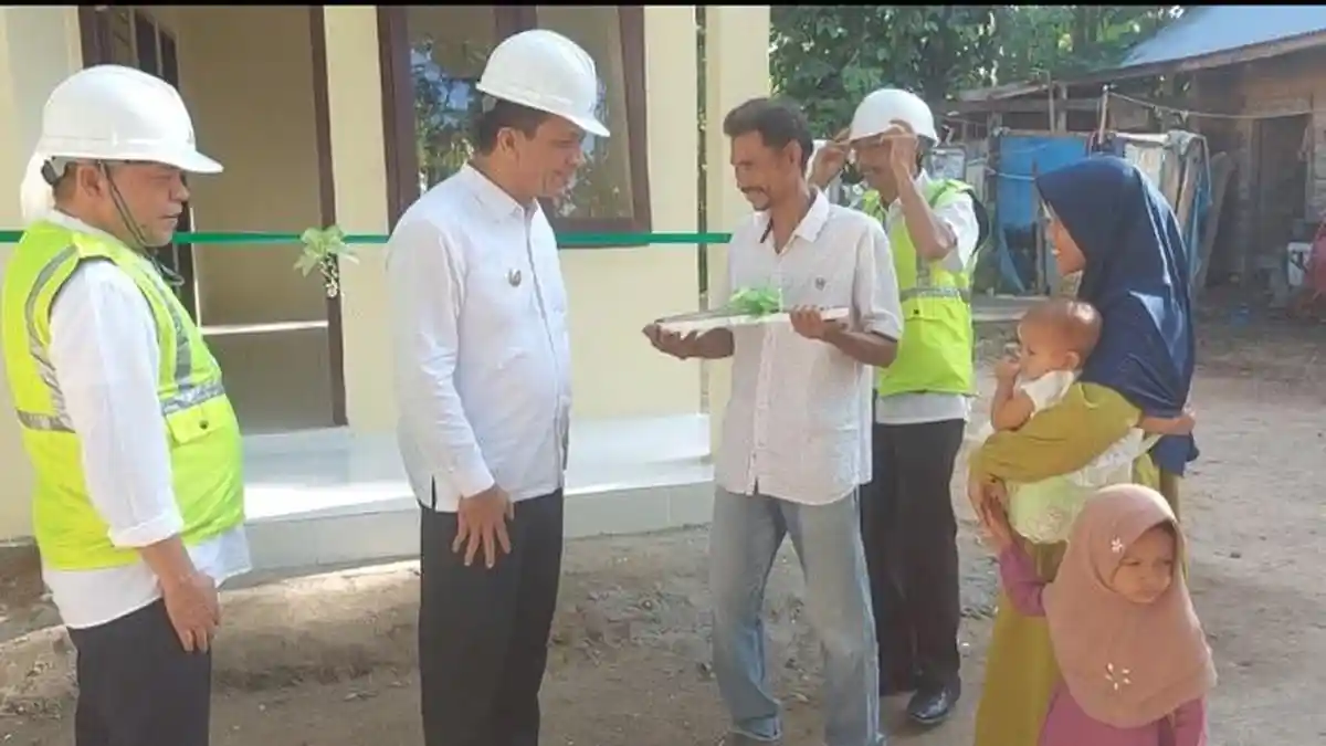 Penarik Becak dan Seorang Janda di Bireuen Terima Rumah Bantuan