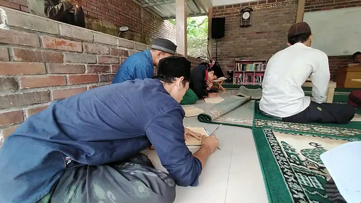 Tradisi Ramadan di Banten, Santri Ponpes Darul Arsyi Lebak Ikuti Kajian Kitab Kuning
