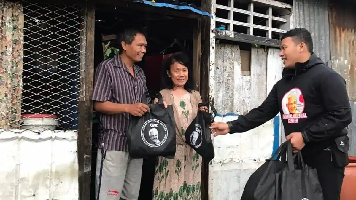 Relawan Milenial Ganjar Bangun Posko Bencana dan Bagi-bagi Sembako di Makassar