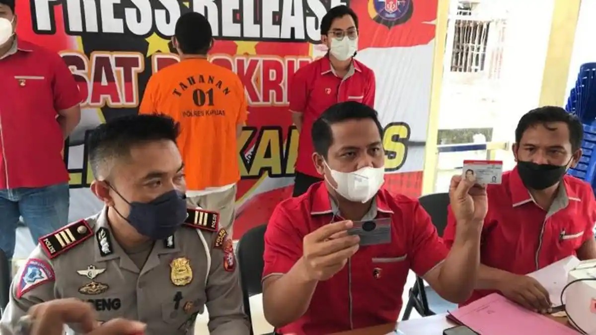 Oknum Mantan Pegawai Harian Lepas Satlantas Polres Kapuas Ditangkap Diduga Membuat SIM Palsu