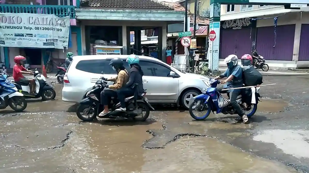 Banyak Jalan Berlubang di Pantura Kendal, Tiap Hari Ada Pengendara yang Terperosok