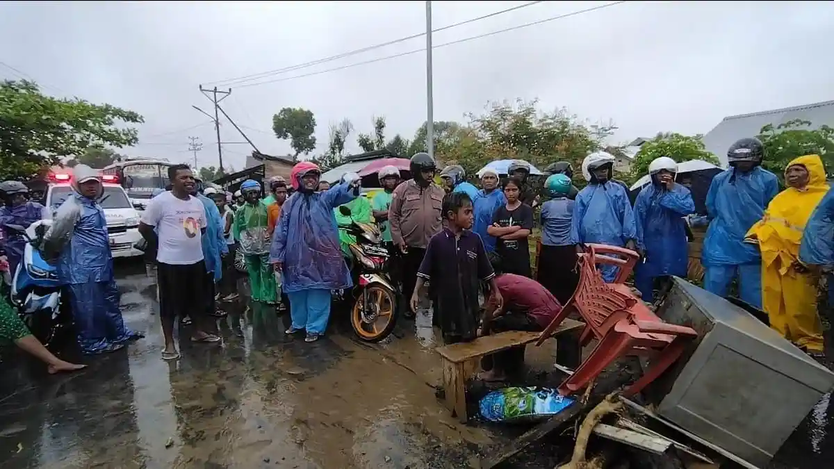 Warga Dusun Kilo Meter Satu Blokade Jalan, Kapolsek Piru ke TKP