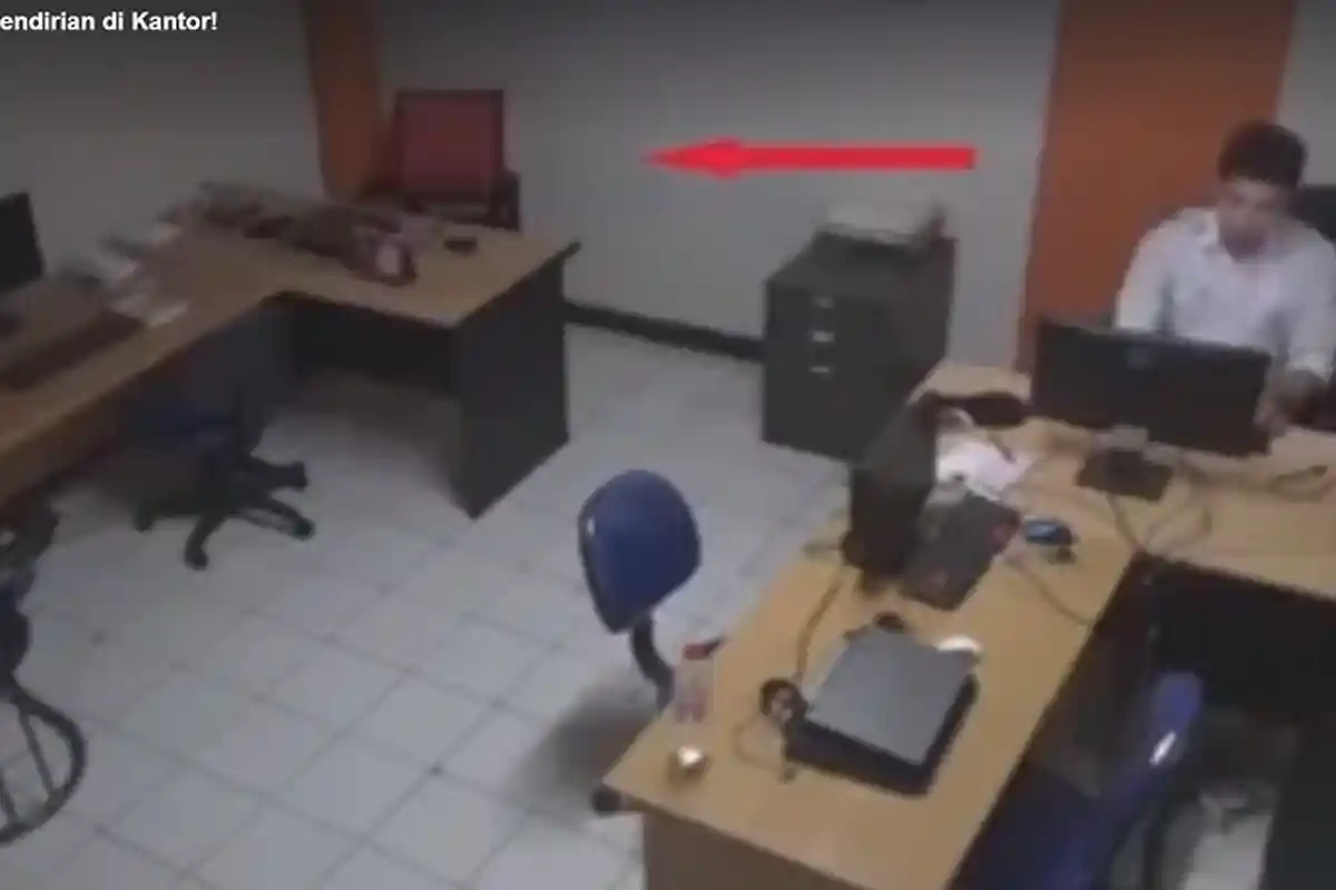 VIDEO: HOROR! Terekam Sosok Putih Mengerikan Saat Pria Ini Lembur Dikantor Sendiri