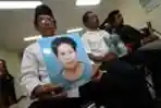 Dengan Membawa Foto Keluarga Korban Penembakan TKI mengadu ke Ko