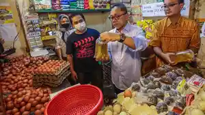 Zulkifli-Hasan-kambali-turun-ke-pasar-Jumat-176-dengan-mengunjungi-Pasar-Koja.jpg