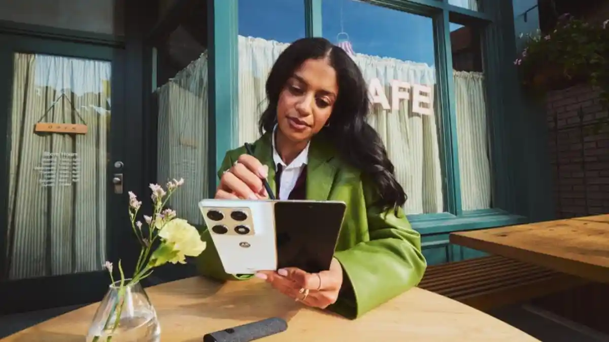 Motorola Luncurkan Razr Fold dan Ekosistem AI Qira di Lenovo Tech World 2026