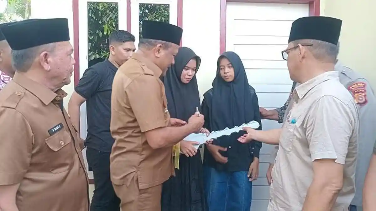 Momen Haru Empat Anak Yatim Kakak Beradik di Bireuen Terima Kunci Rumah Bantuan