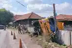 Gegara Sopir Mengantuk, Truk Batubara Seruduk Pagar Rumah Hingga Rusak Fasilitas Umum di Muara Enim