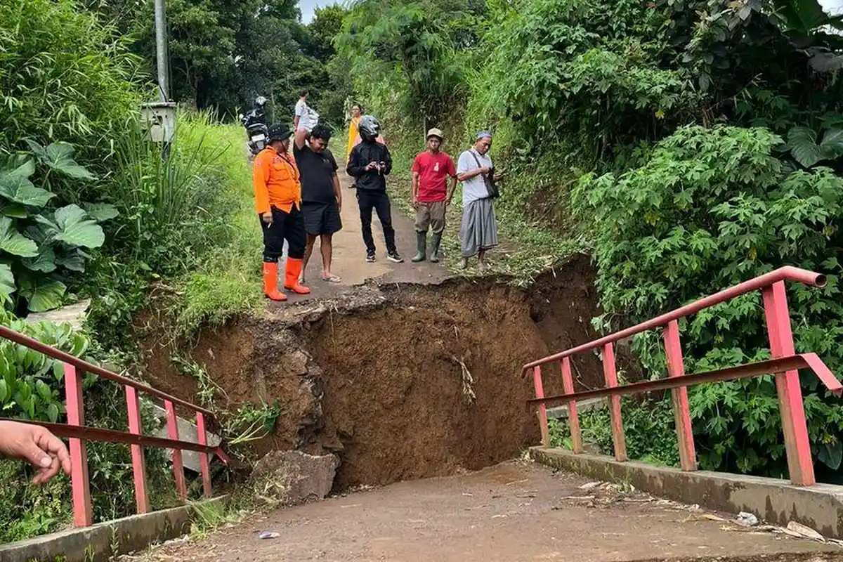 Jembatan Ambruk, Akses Jalan Dua Kampung di Cisaat Sukabumi Terputus
