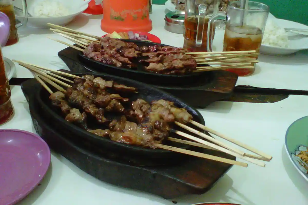 Ada Sate Kemronyos, Daging Kambing yang Dibakar Tanpa Bumbu. Ini 5 Makanan Khas Tegal Wajib Coba
