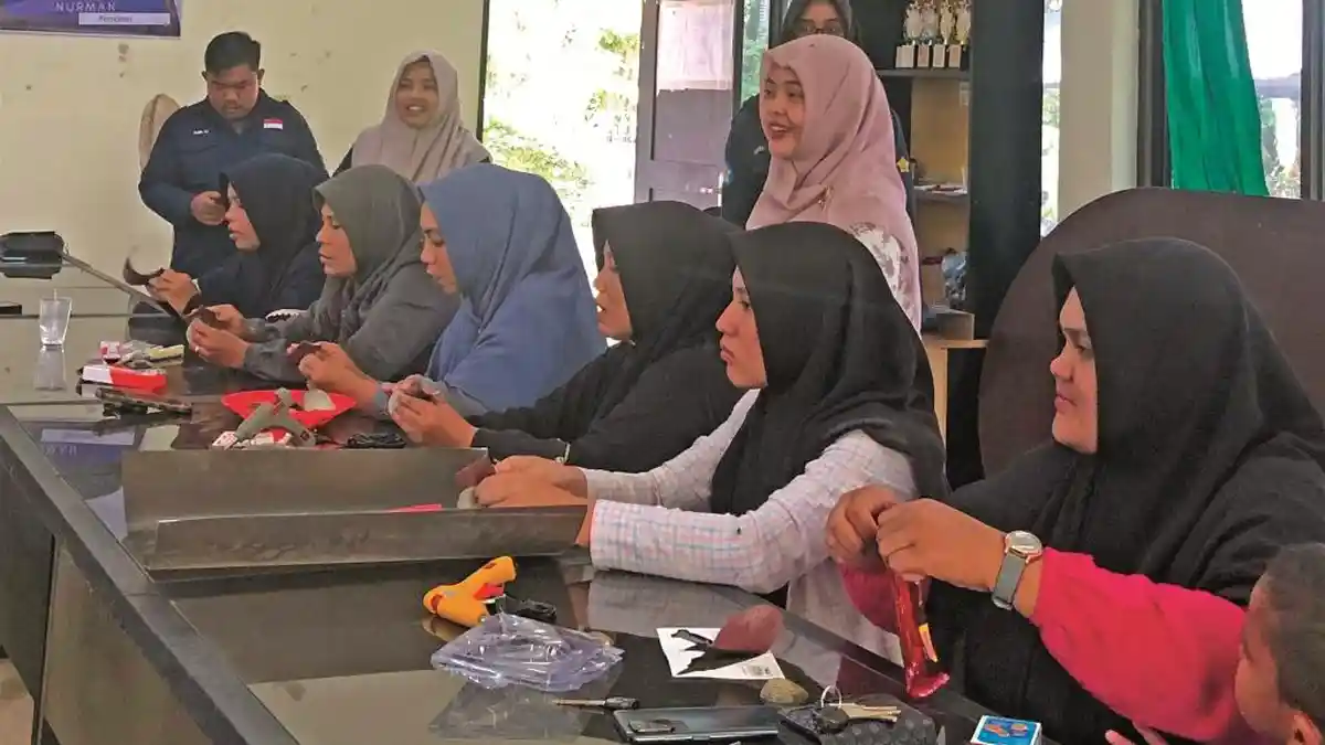 Mahasiswa USK Latih Pembuatan Suvenir Kerang Cue