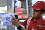 Petugas-menscan-kode-batang-QRCode-milik-pengendara-saat-melayani-pembelian-solar.jpg
