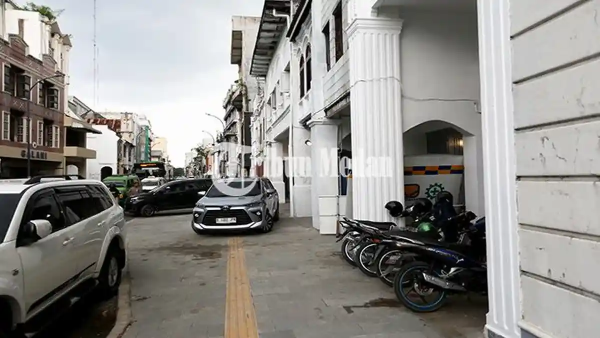 Berita Foto: Banyak Kendaraan Parkir di Atas Trotoar, Jalan Ahmad Yani Minim Lahan Parkir - 02102023_PARKIR-DIATAS-TROTOAR_ABDAN-SYAKURO-5.jpg