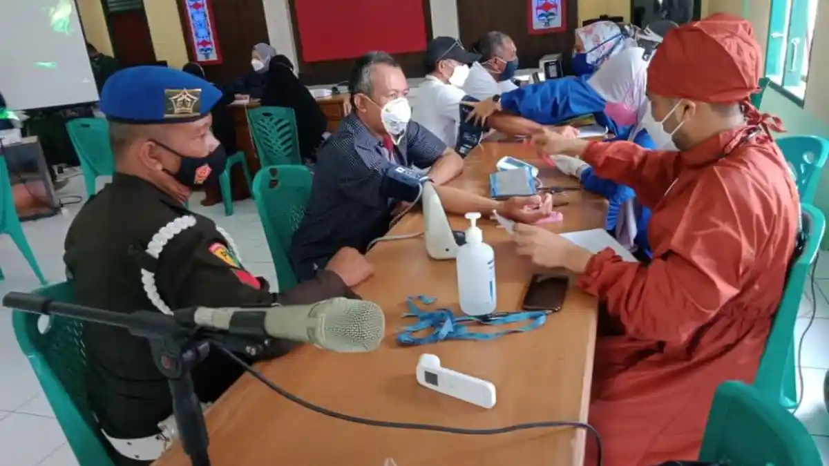 Bupati Berau Sri Juniarsih Tinjau Langsung Vaksinasi Massal yang Digelar Kodim 0902/Bru