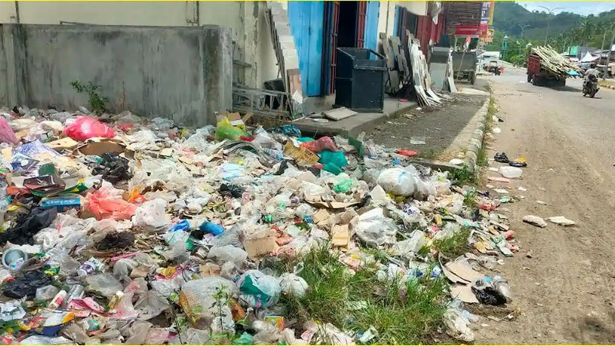 Warga Boalemo Gorontalo Keluhkan Sampah Berceceran di Jalan Trans Sulawesi, DLH: Tidak Ada Laporan