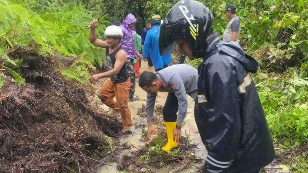 Petugas Gabungan Berjibaku Singkirkan Longsor dari Badan Jalan ke Singkil