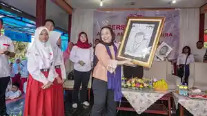 Dua-siswi-SDN-Sukatani-04-Depok-menyerahkan-lukisan-wajah-Presiden-Prabowo.jpg