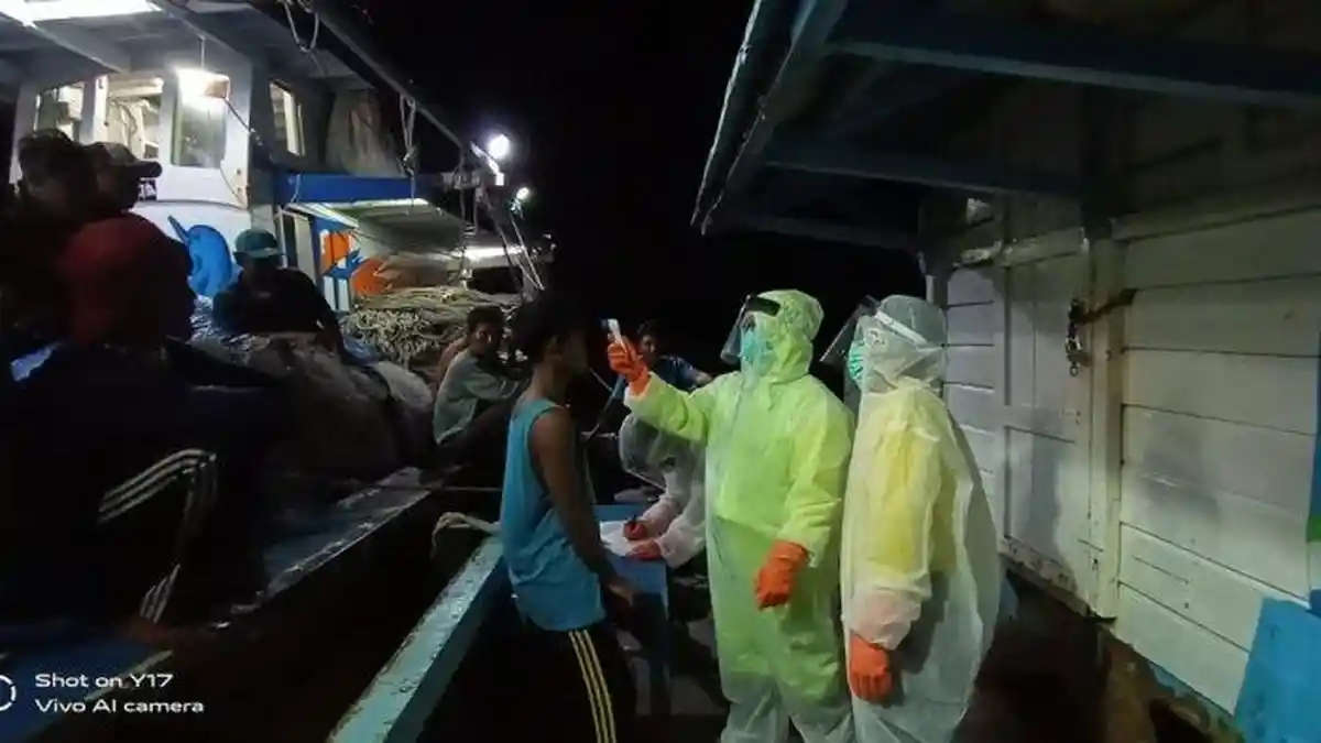 Nahkoda Asal Indramayu Meninggal Misterius, 13 ABK Kapal Ngungsi Ke Atap hingga 1,5 Hari