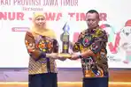 Gubernur Jawa Timur, Khofifah Raih Penghargaan PWI Jatim Award 2025 Sebagai Tokoh Ekonomi Regional
