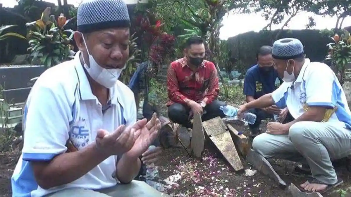 Pembunuh Tuti dan Amalia Segera Ditangkap, Tangis Yosef Pecah di Makam Anak Istri : Hati Saya Sakit