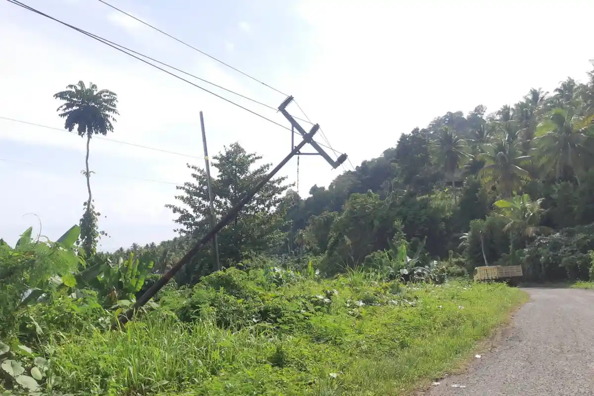 Satu Unit Tiang Listrik di Ruas Jalan Babang-Wayaua Halmahera Selatan Nyaris Roboh