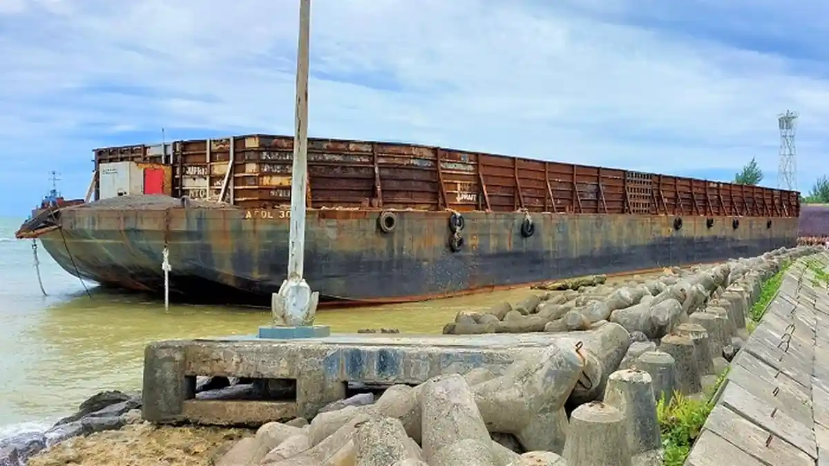 Tongkang Pengangkut Batubara Masih Tersangkut di Pantai Ujung Karang Meulaboh