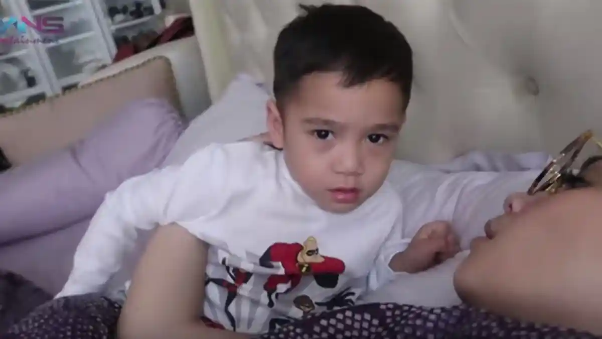 Intip Momen Rafathar saat Gendong Anak Caca Tengker Hingga Disebut-sebut Sangat Mirip