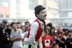 Kumpulkan Modal Menikah Seniman Pantomim Hibur Warga di CFD HI