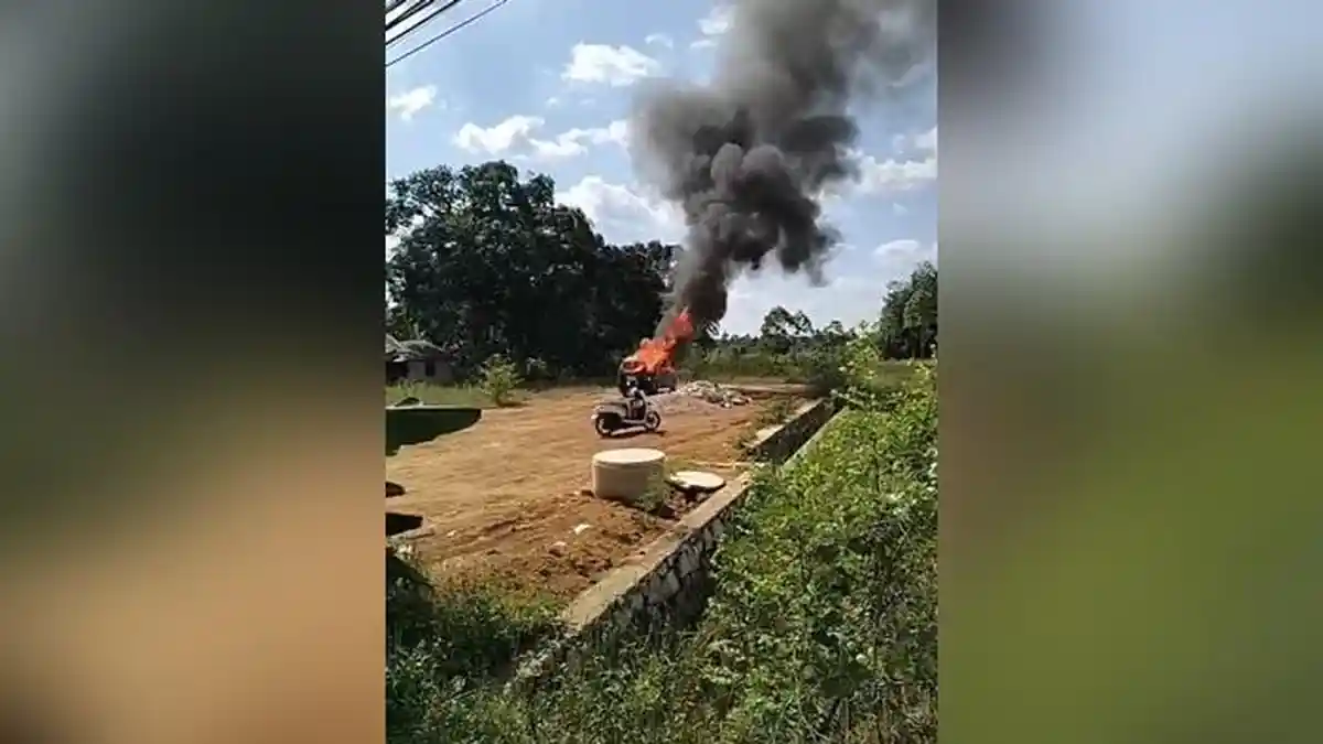 Sopir Alami Luka, Mobil Avanza Terbakar Setelah Mengisi BBM di Kasarangan HST