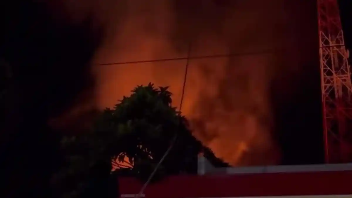 Api Lahap Rumah Kosong di Kota Serang Banten, Damkar Kerahkan 4 Mobil