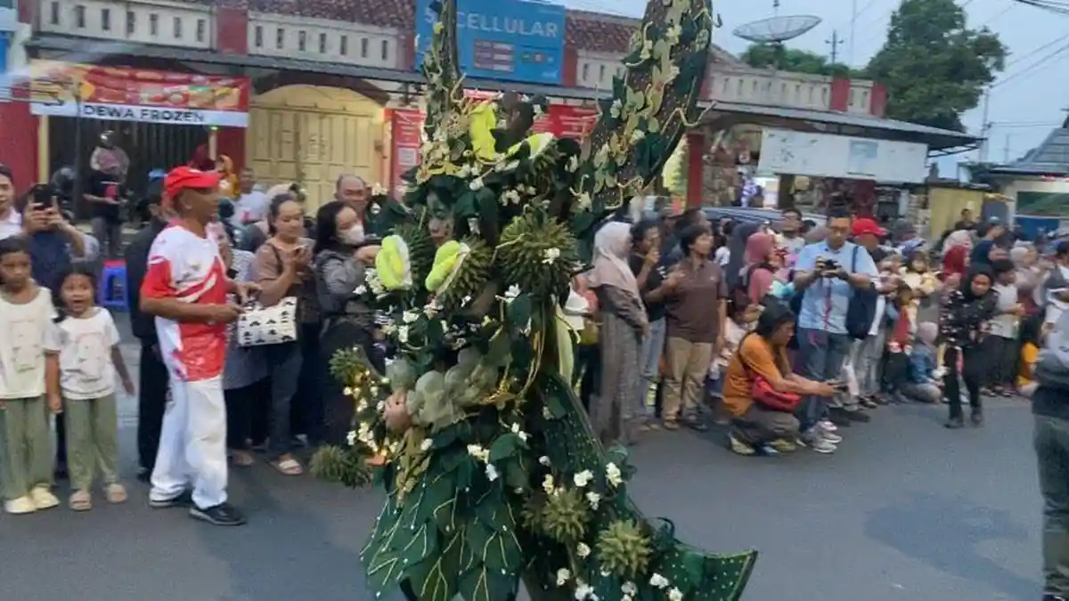 Uniknya Palagan Night Carnival di Semarang, Peserta Pakai Bahan Daur Ulang