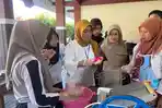 Siswa-SMK-PGRI-1-Ponorogo-Dilatih-Buat-Keripik-Kepala-Ikan-Oleh-UMKM-Lele-Kembar.jpg