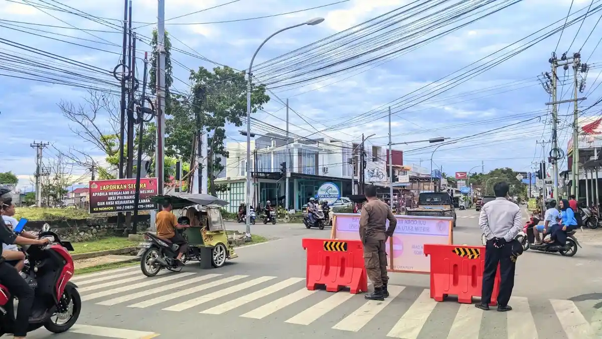 Suasana Uji Coba Satu Arah Jalan HB Jassin Kota Gorontalo pada Senin Sore