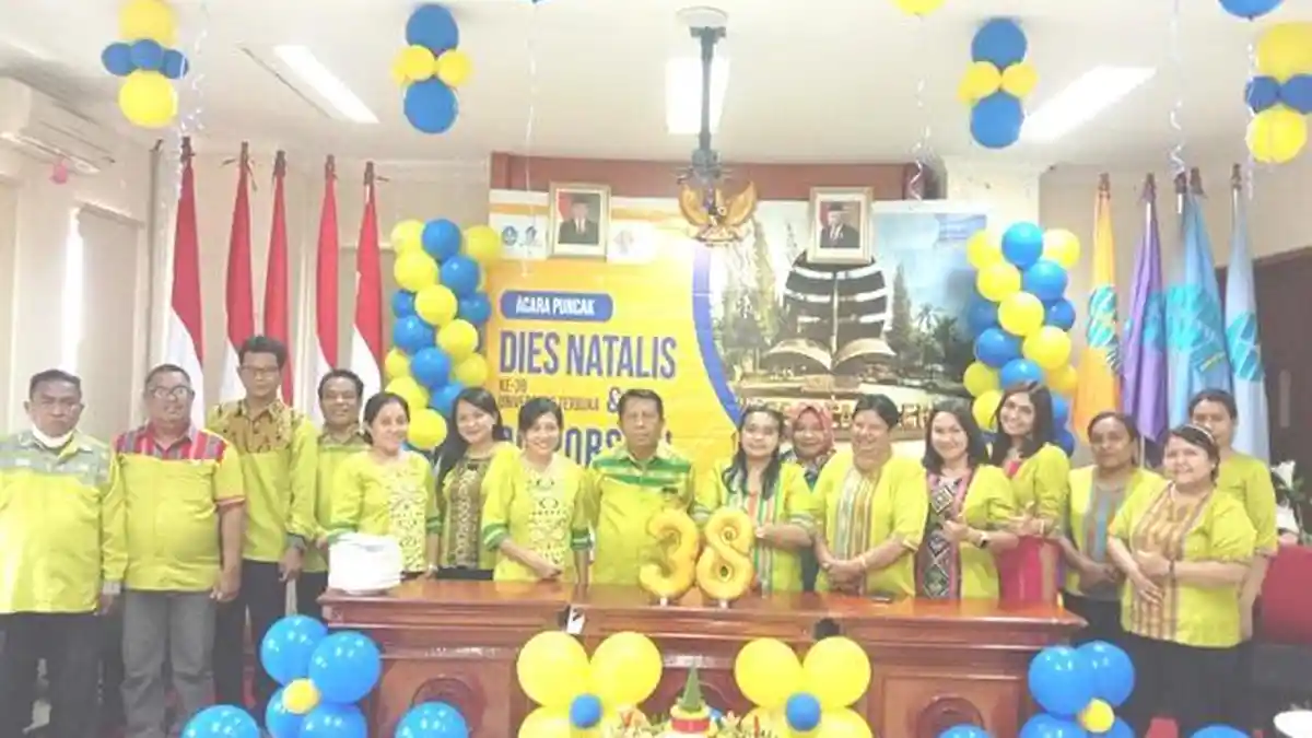 Dies Natalis ke-38 UT , UPBJJ UT Kupang Potong Tumpeng