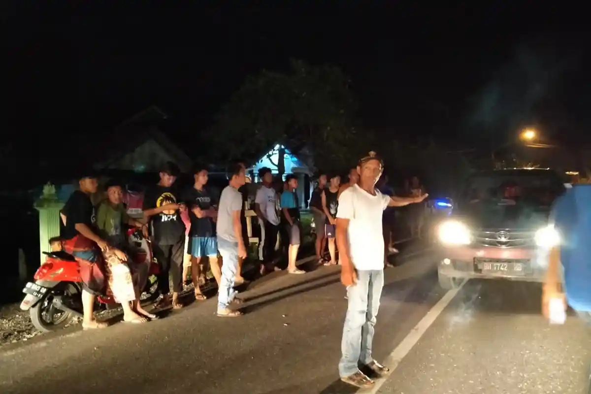 Minta Polisi Tangkap Pelaku Penembakan, Warga Desa Semerap Kerinci Blokir Jalan