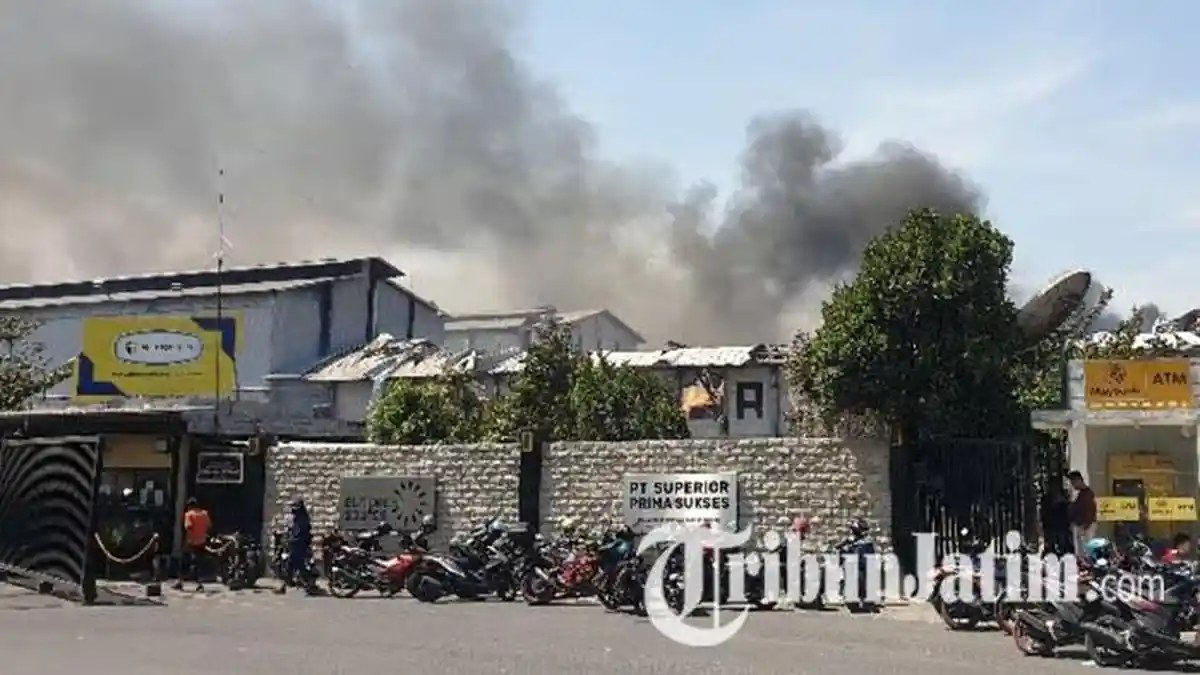 BREAKING NEWS - Pabrik Tisu PT Sun Paper Source Mojokerto Terbakar, Pekerja Panik Berhamburan Keluar