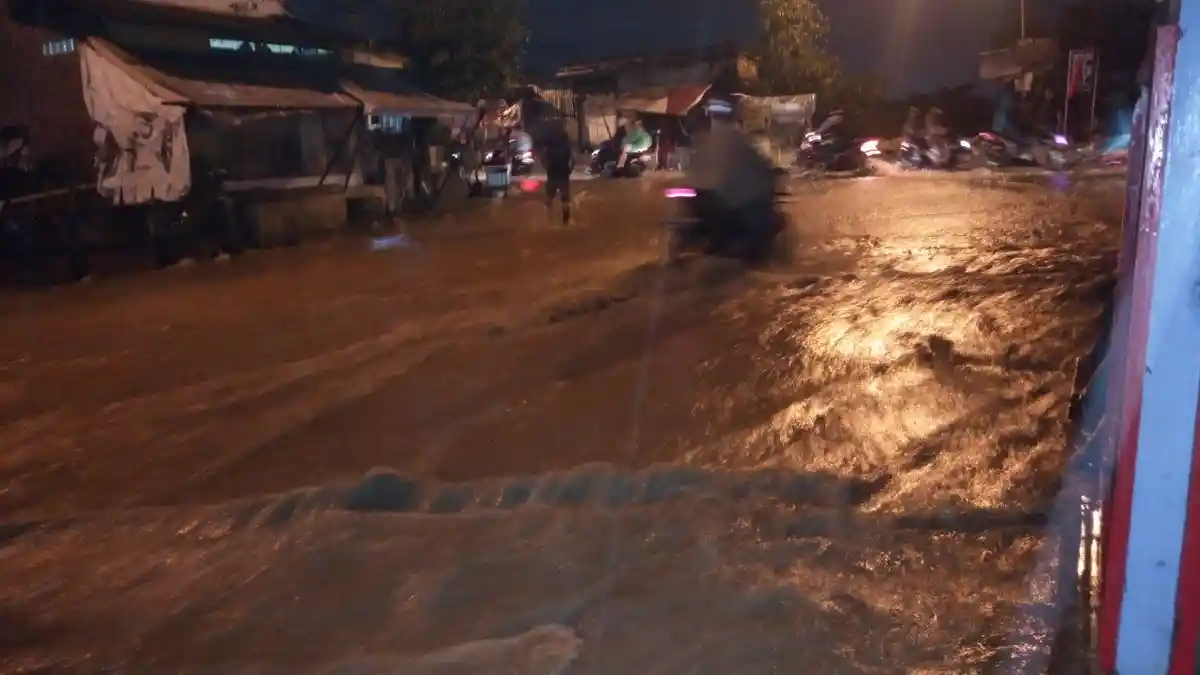 BREAKING NEWS, Banjir Kanal Timur Meluap ke Pasar Waru dan Jalan Kaligawe