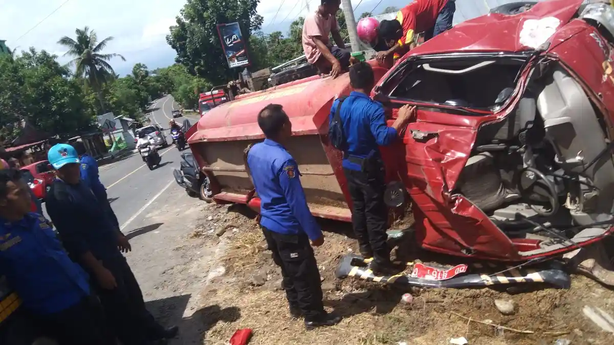 Menuju ke Lokasi Kebakaran, Armada Damkar Jenenponto Terguling saat Hindari Pemotor