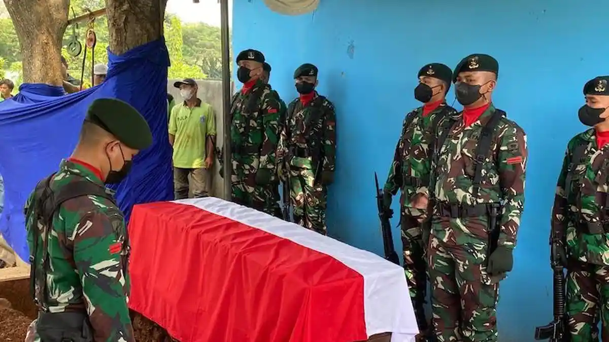 Ayah Pesinetron Indra Birowo Dimakamkan Secara Upacara Militer di TPU Tanah Kusir