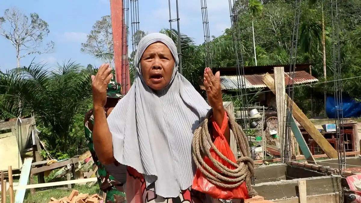 Senyum Rugaiyah di Rumah Baru: TMMD Ke-128 Menyulam Asa di Desa Alue Canang