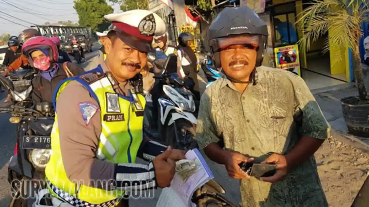 Priiit! Bripka Pramono Hentikan Pria Bermotor di Bojonegoro, Ternyata Ayah Kandungnya