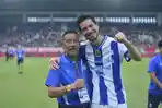 Gelandang-Persib-Thom-Haye-berfoto-bersama-Manaje.jpg