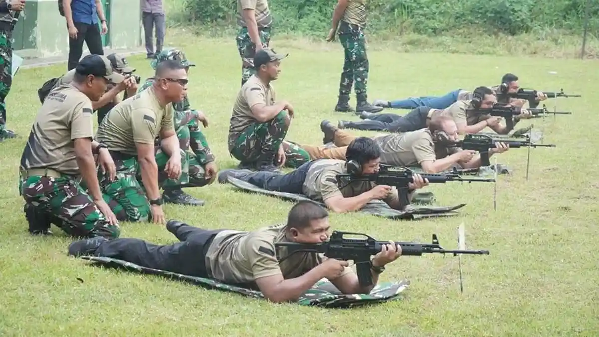 Wali Kota Tegal Ikut Latihan Menembak di Yonif 407 Padmakusuma: Solid Tidak Ada Gap