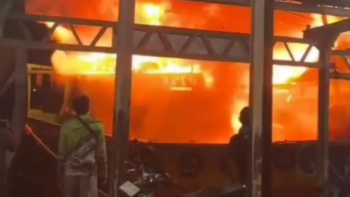 Kapal Nelayan Sri Sumber Rejeki Terbakar di PPN Brondong Lamongan, 3 ...