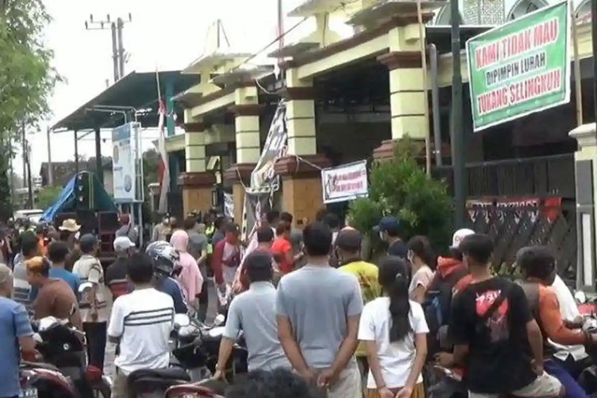 Kades Selingkuh dengan Wanita Lain di Kamar Hotel Rp 80 Ribu, Warga Aryojeding Geruduk Kantor Desa