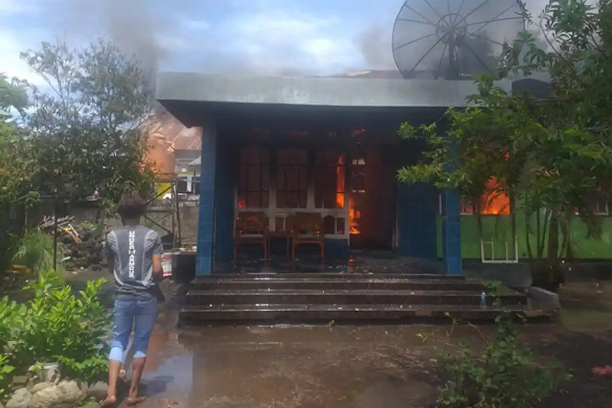 BREAKING NEWS: 15 Menit Rumah Warga Ende Ludes Dilalap Api