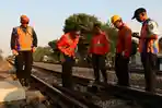 petugas-pt-kai-daop-3-cirebon-saat-mengecek-kondisi-rel-kereta-api.jpg