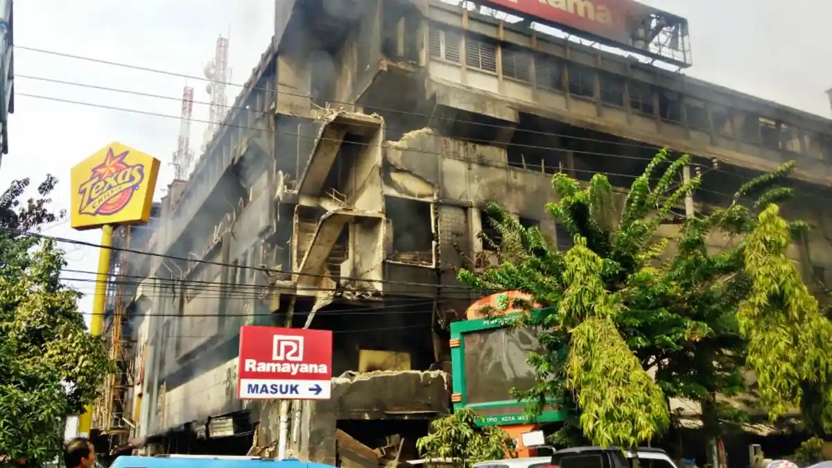 12 Jam Terbakar, Gedung Aksara Roboh
