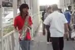 Lucy Giring Pengamen Saksofon